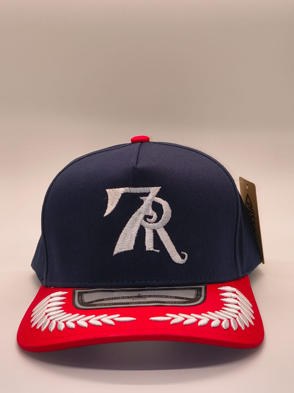 Gorra authentic gear azul con rojo con decoraciones en blanco