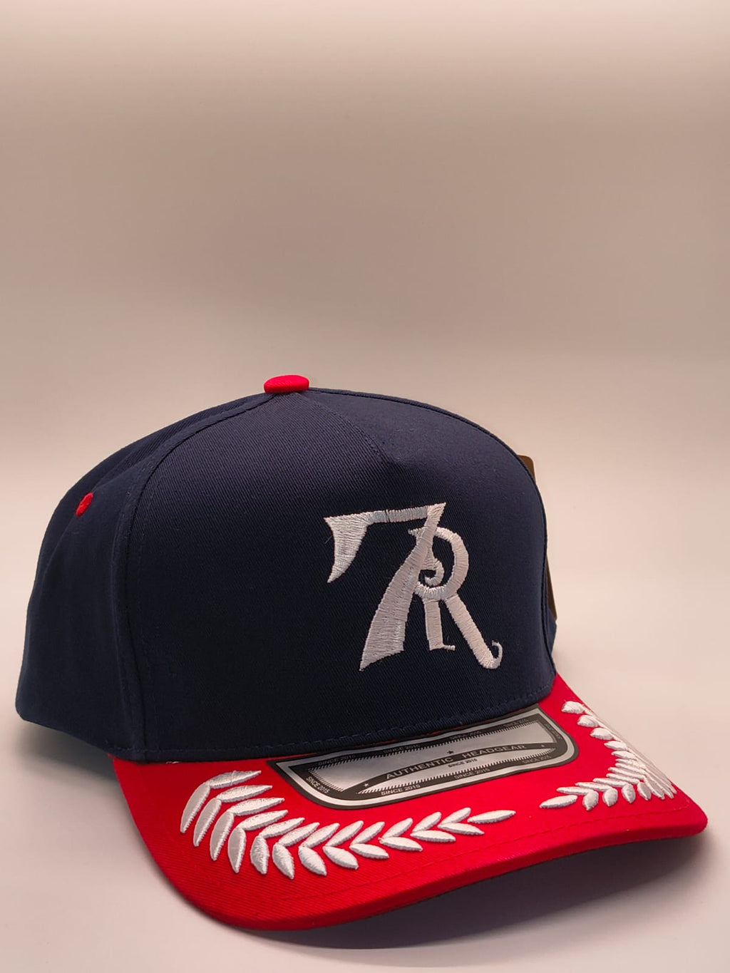 Gorra authentic gear azul con rojo con decoraciones en blanco