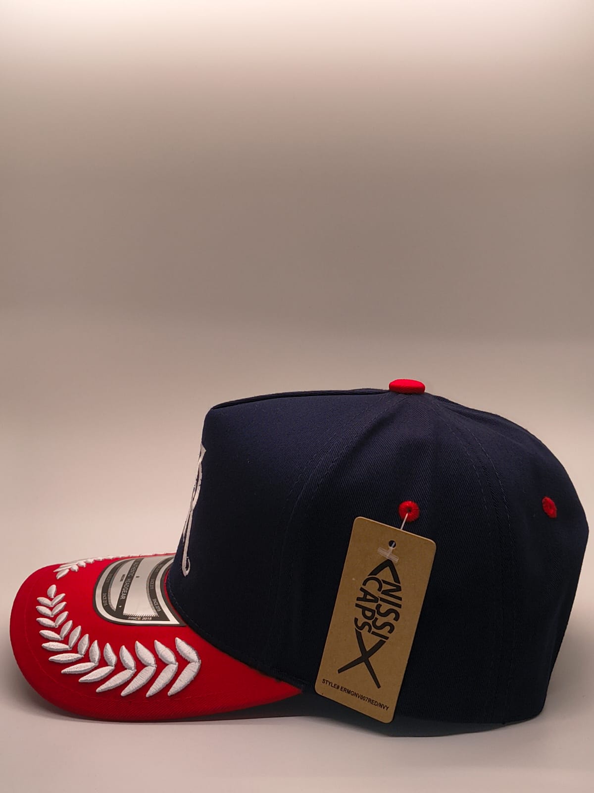 Gorra authentic gear azul con rojo con decoraciones en blanco