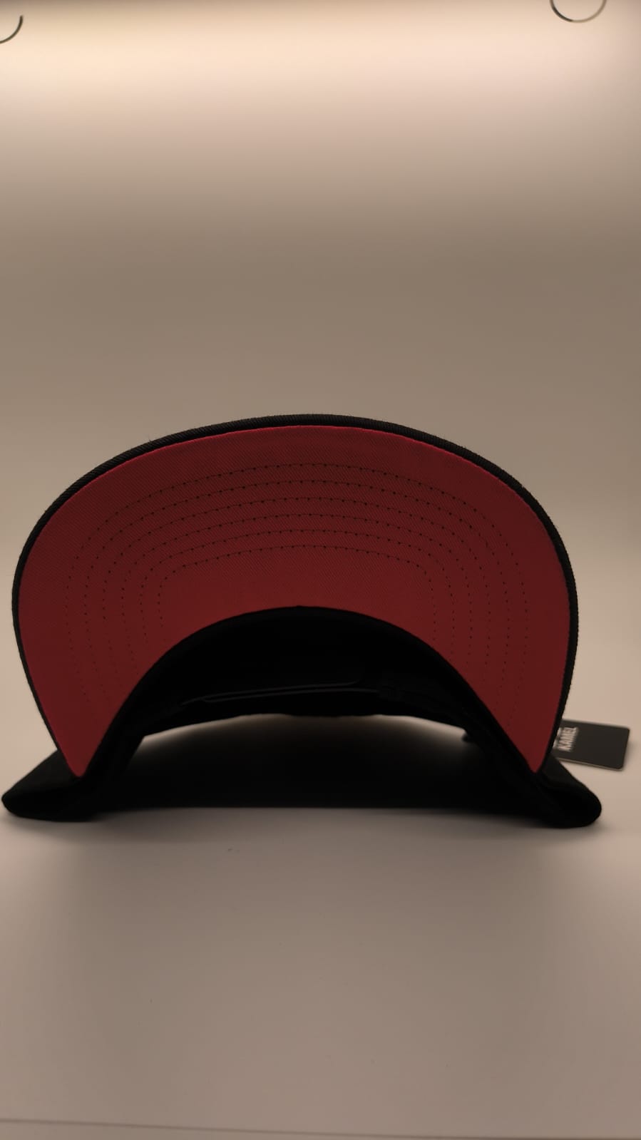 Gorra authentic gear azul con rojo con decoraciones en blanco
