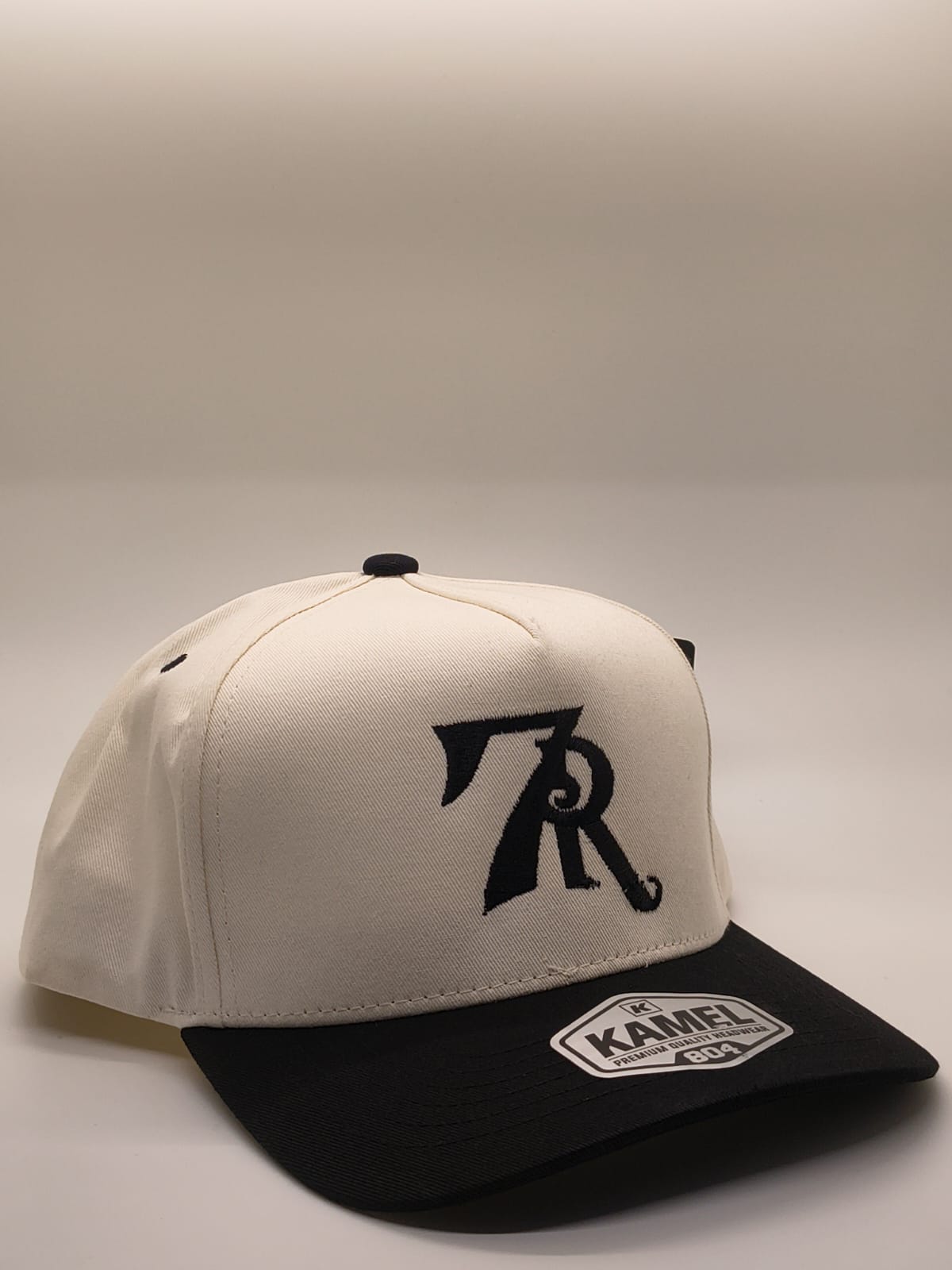 Gorra 7R Kamel crema con visera negra - vista en ángulo