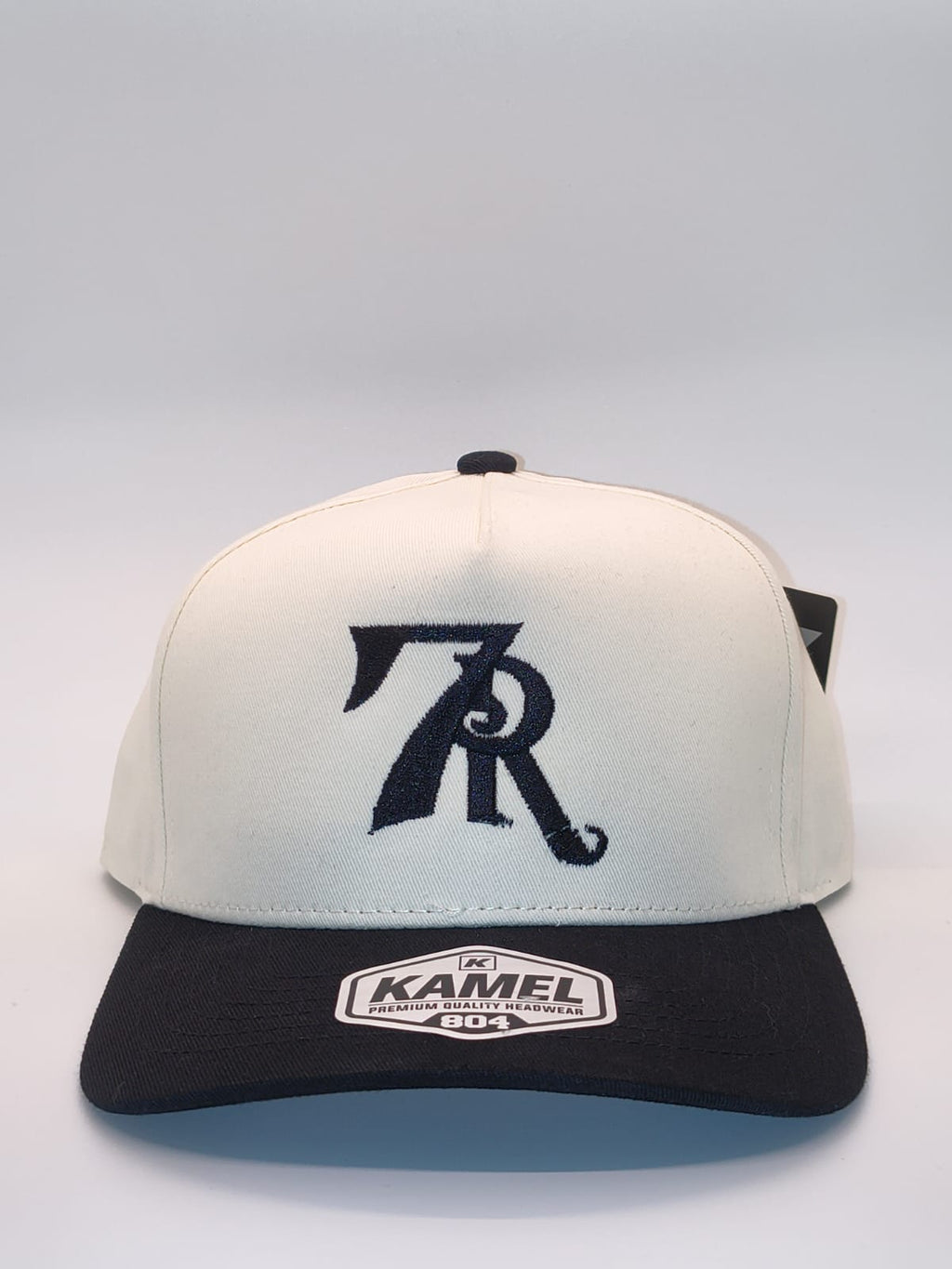 Gorra 7R Kamel crema con visera negra - frente
