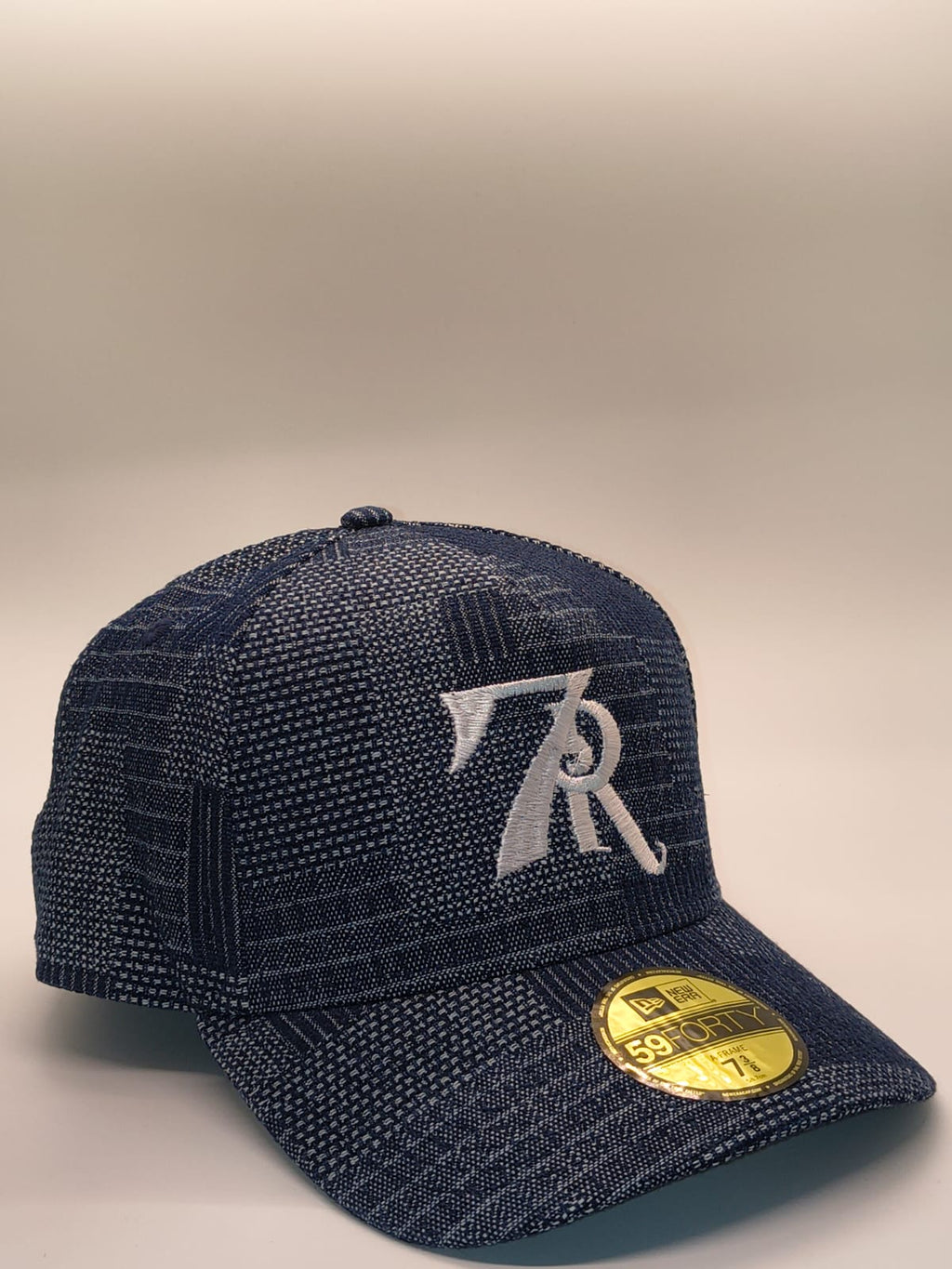 Gorra 7R New Era 59Forty jaspeada azul marino - vista en ángulo