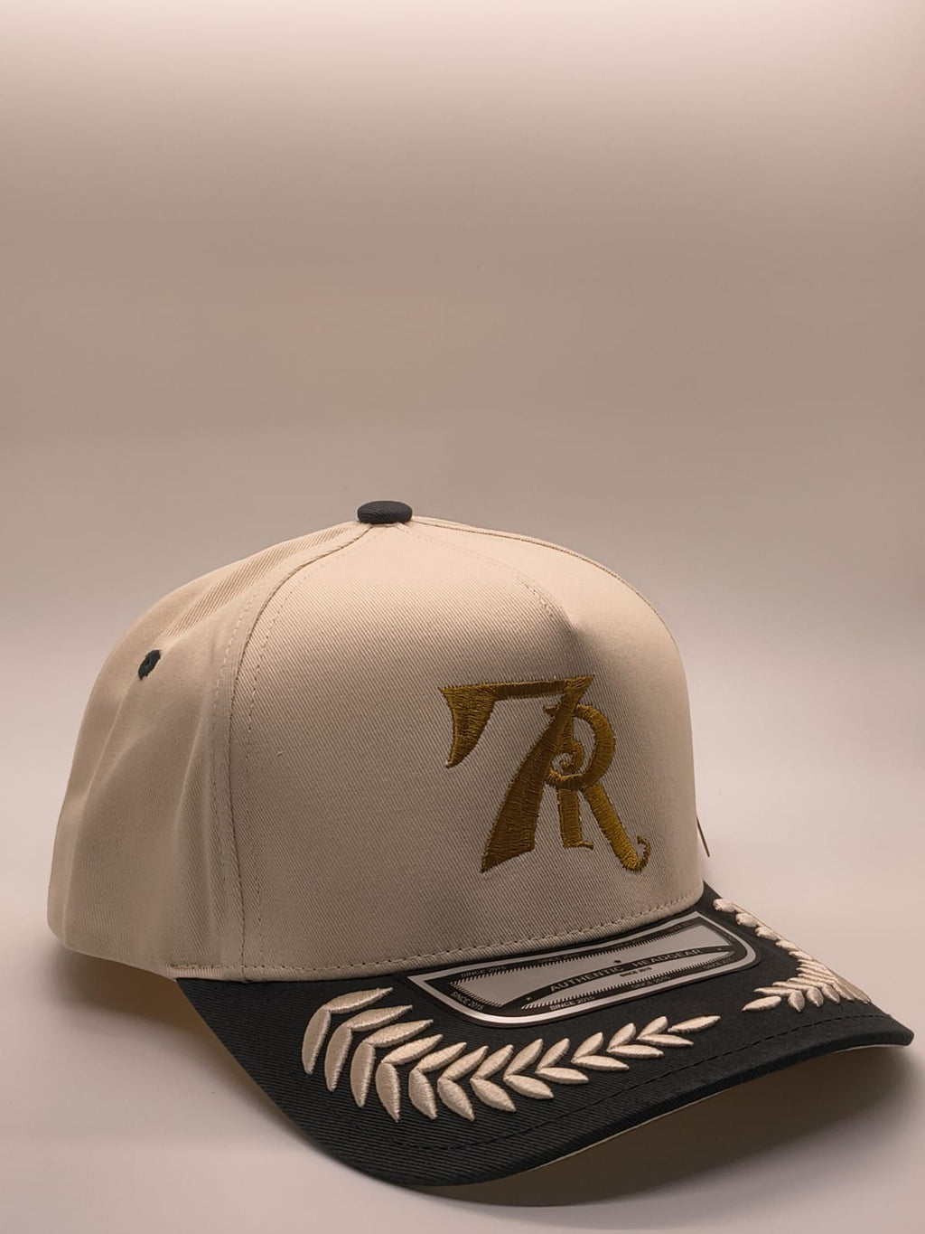 Gorra 7R Nissi crema con visera negra - vista en ángulo
