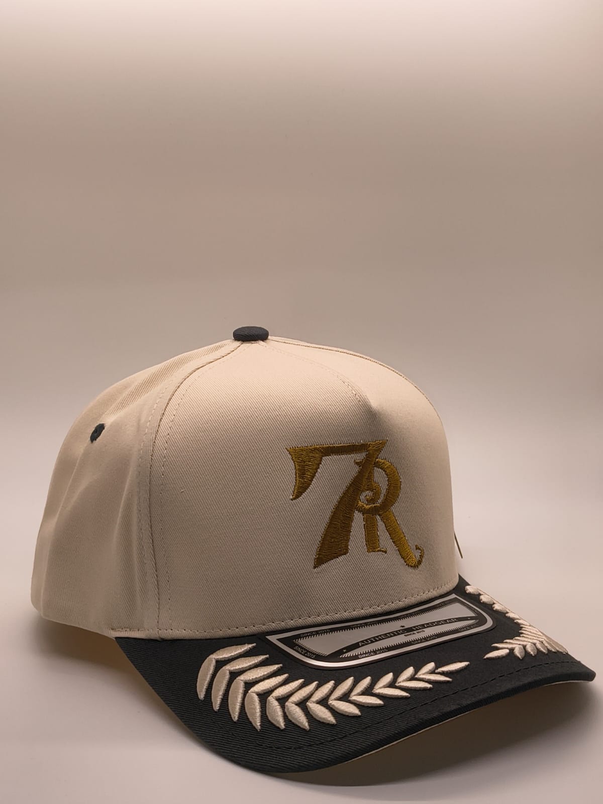 Gorra 7R Nissi crema con visera negra - vista en ángulo