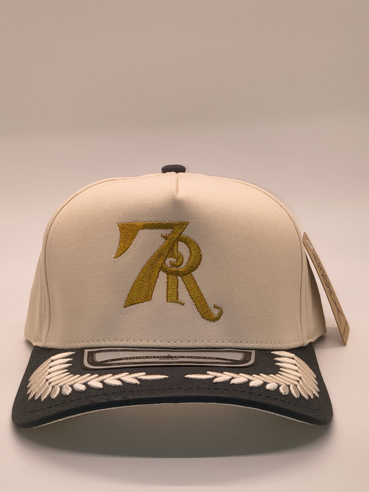 Gorra 7R Nissi crema con visera negra - frente