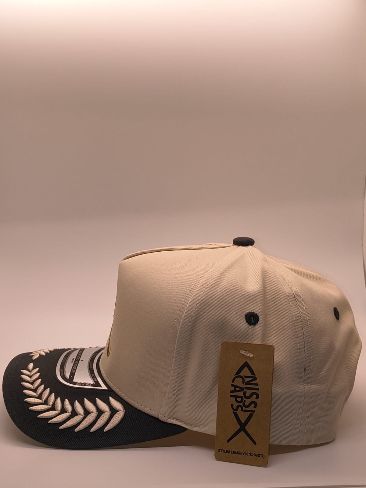 Gorra 7R Nissi crema con visera negra - vista lateral