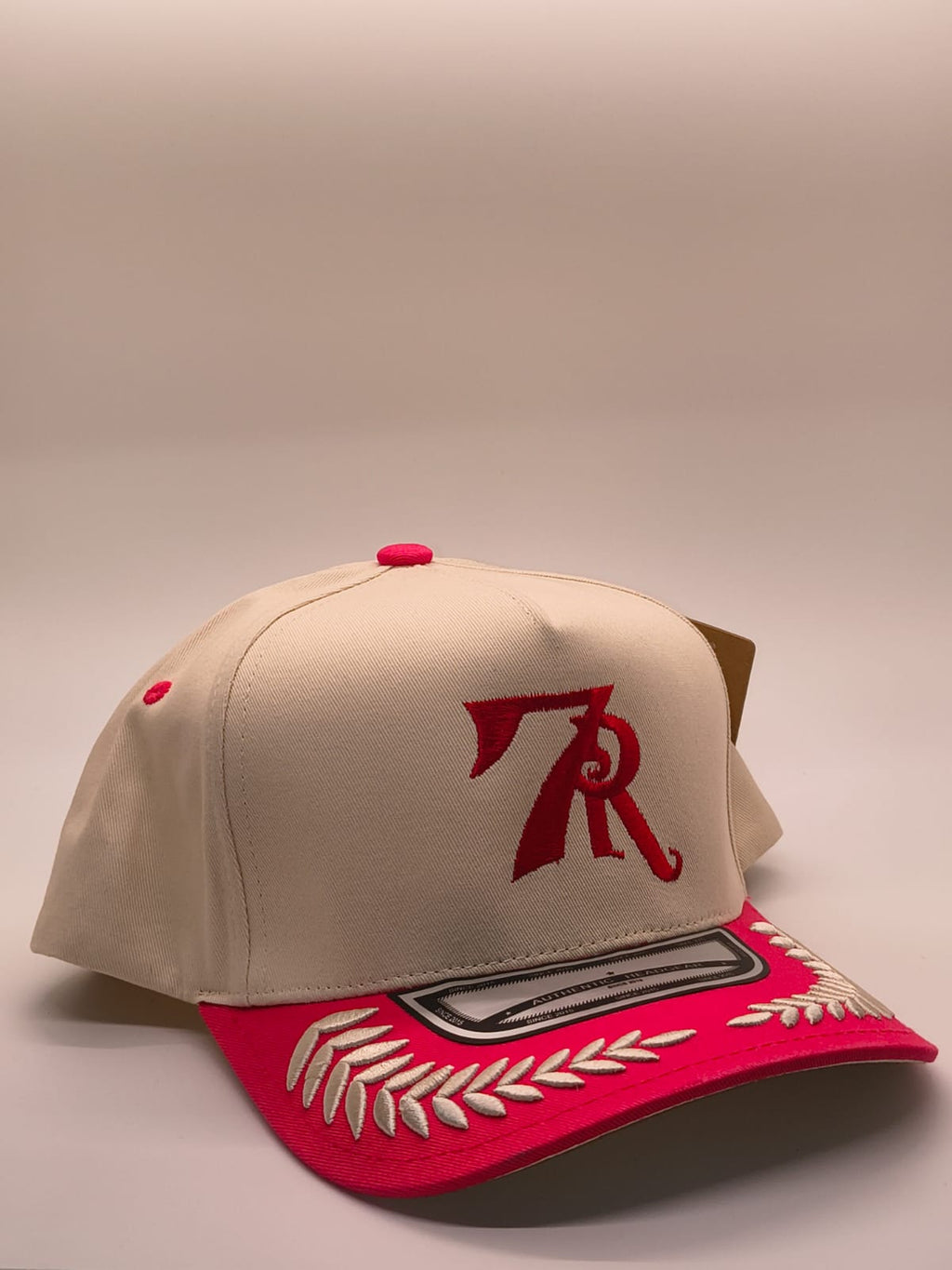 Gorra 7R Nissi crema con visera rosa - vista en ángulo