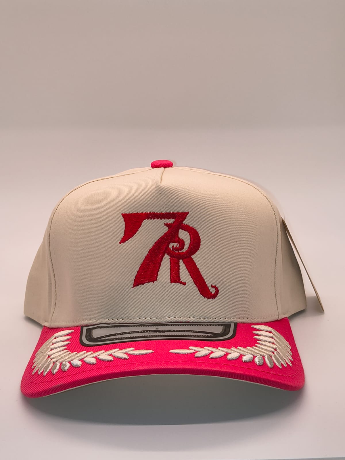 Gorra 7R Nissi crema con visera rosa - frente