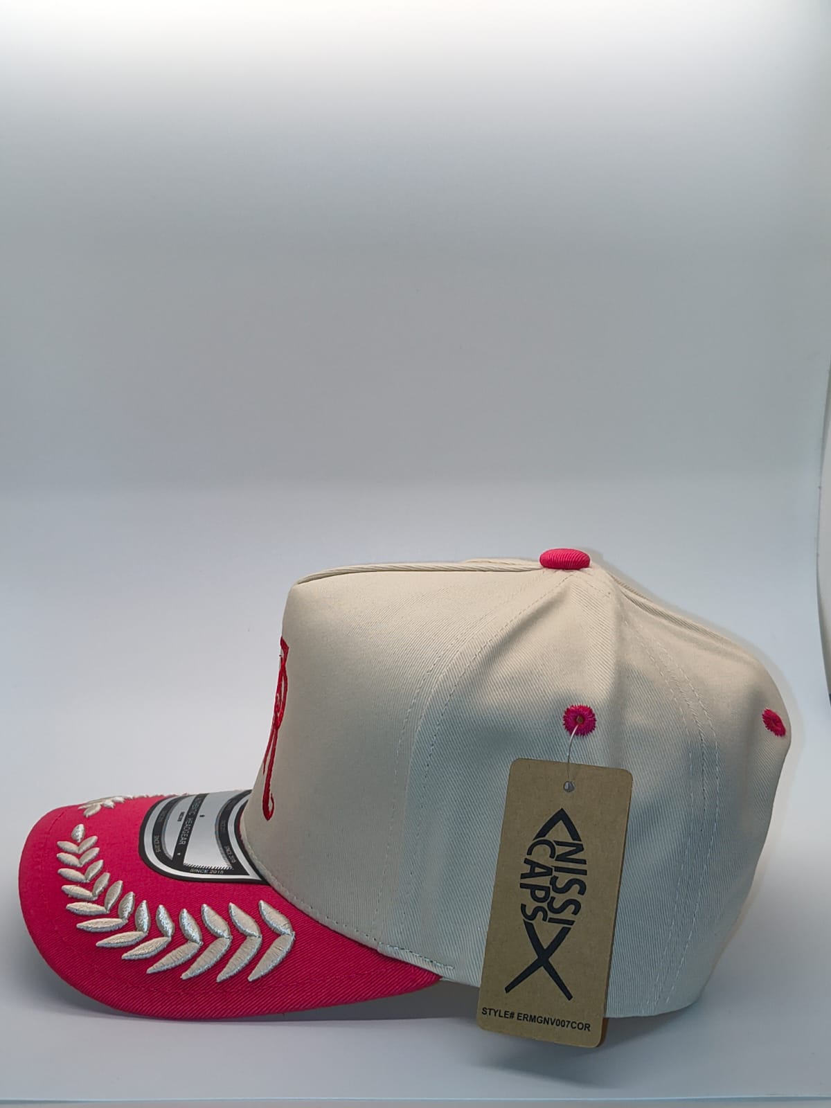 Gorra 7R Nissi crema con visera rosa - vista lateral