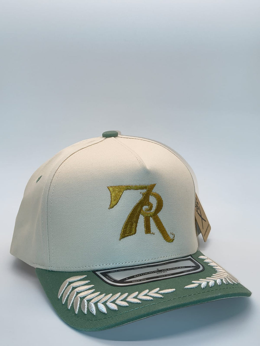 Gorra 7R Nissi crema con visera verde salvia - vista en ángulo