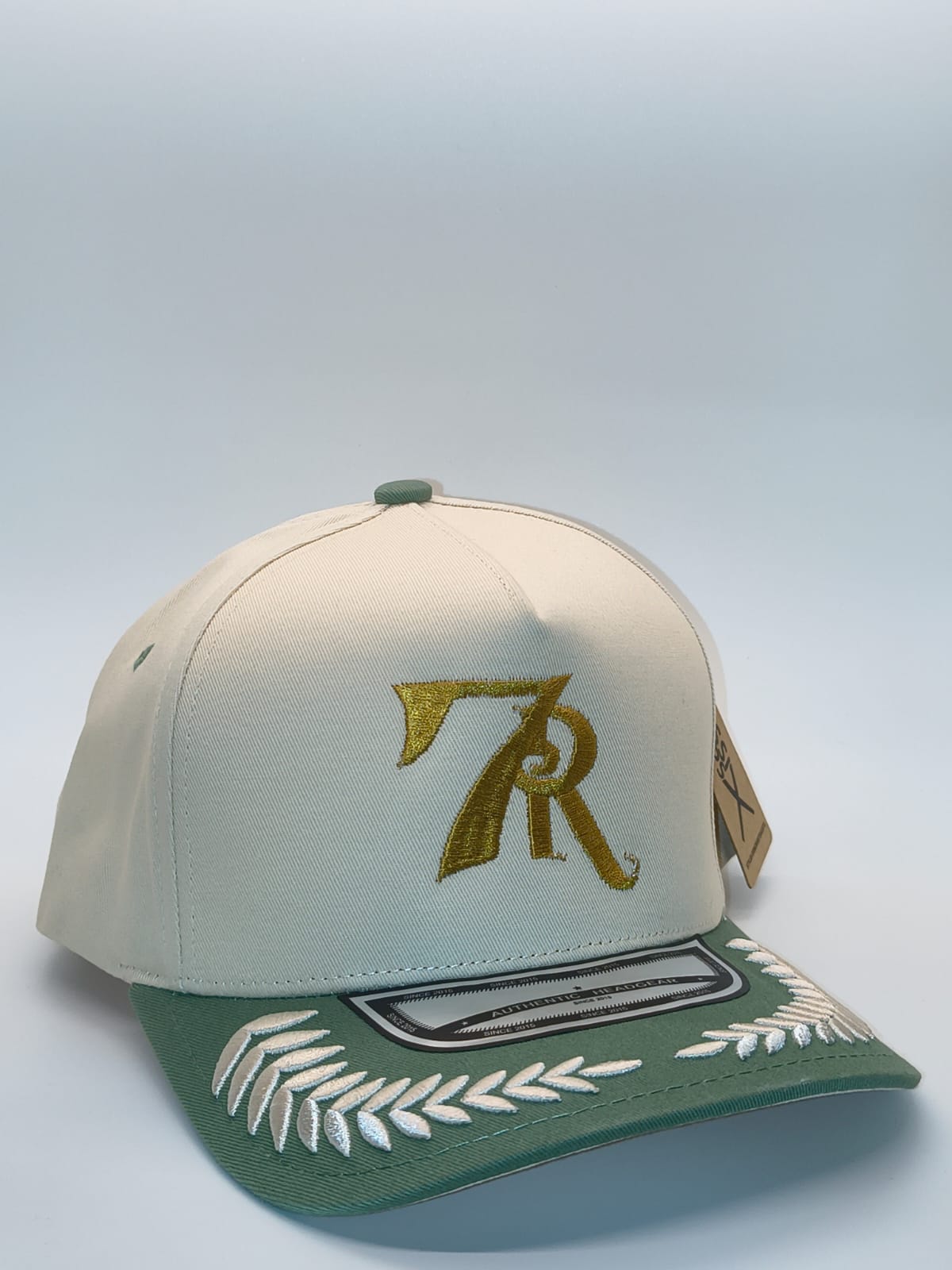 Gorra 7R Nissi crema con visera verde salvia - vista en ángulo