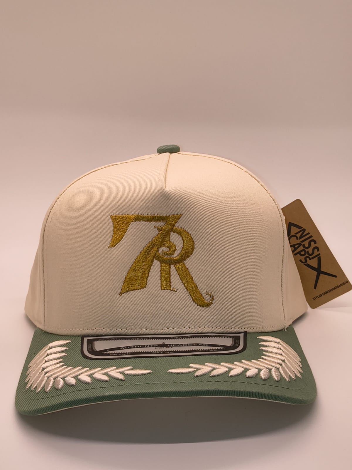 Gorra 7R Nissi crema con visera verde salvia - frente