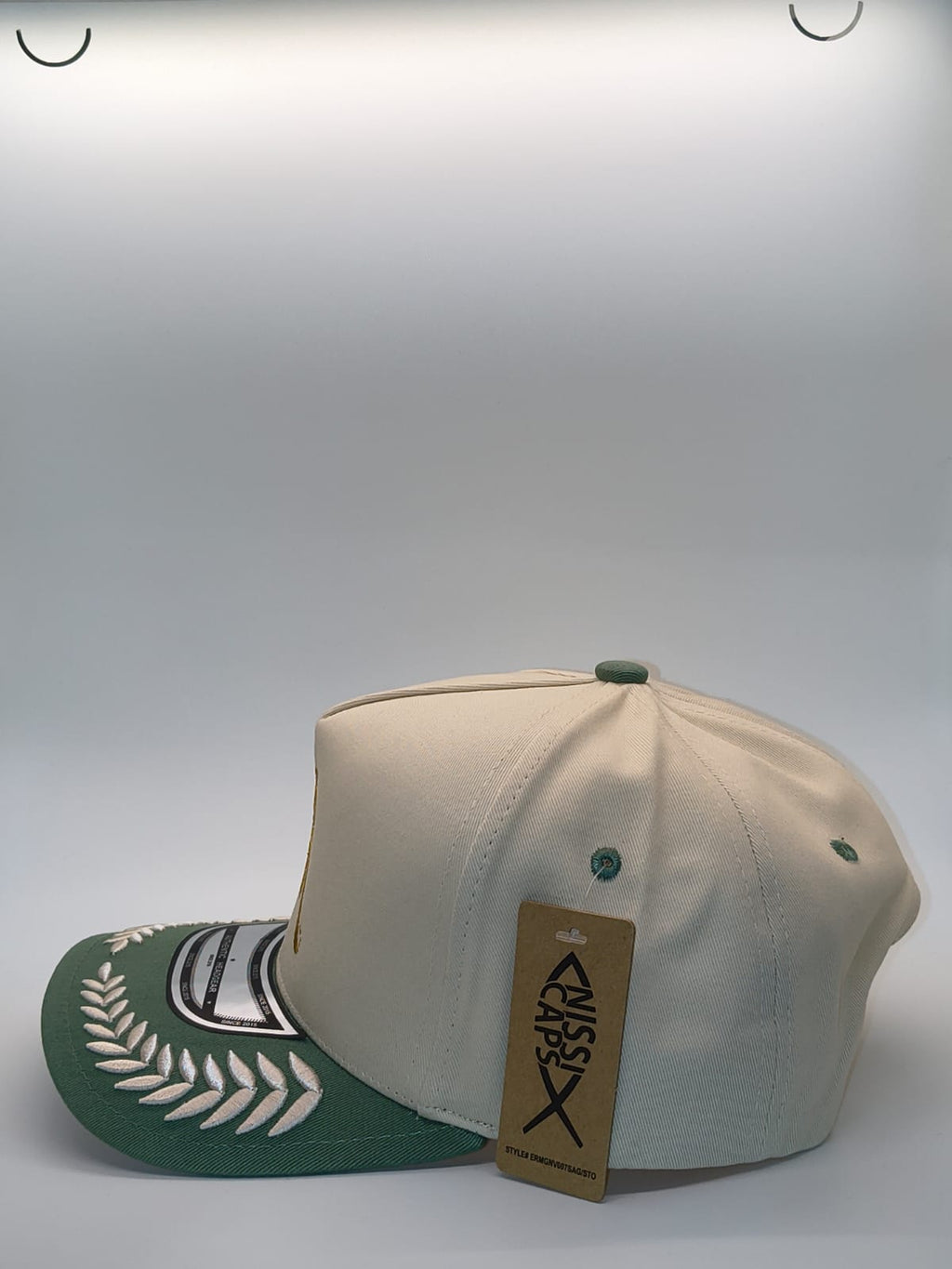 Gorra 7R Nissi crema con visera verde salvia - vista lateral