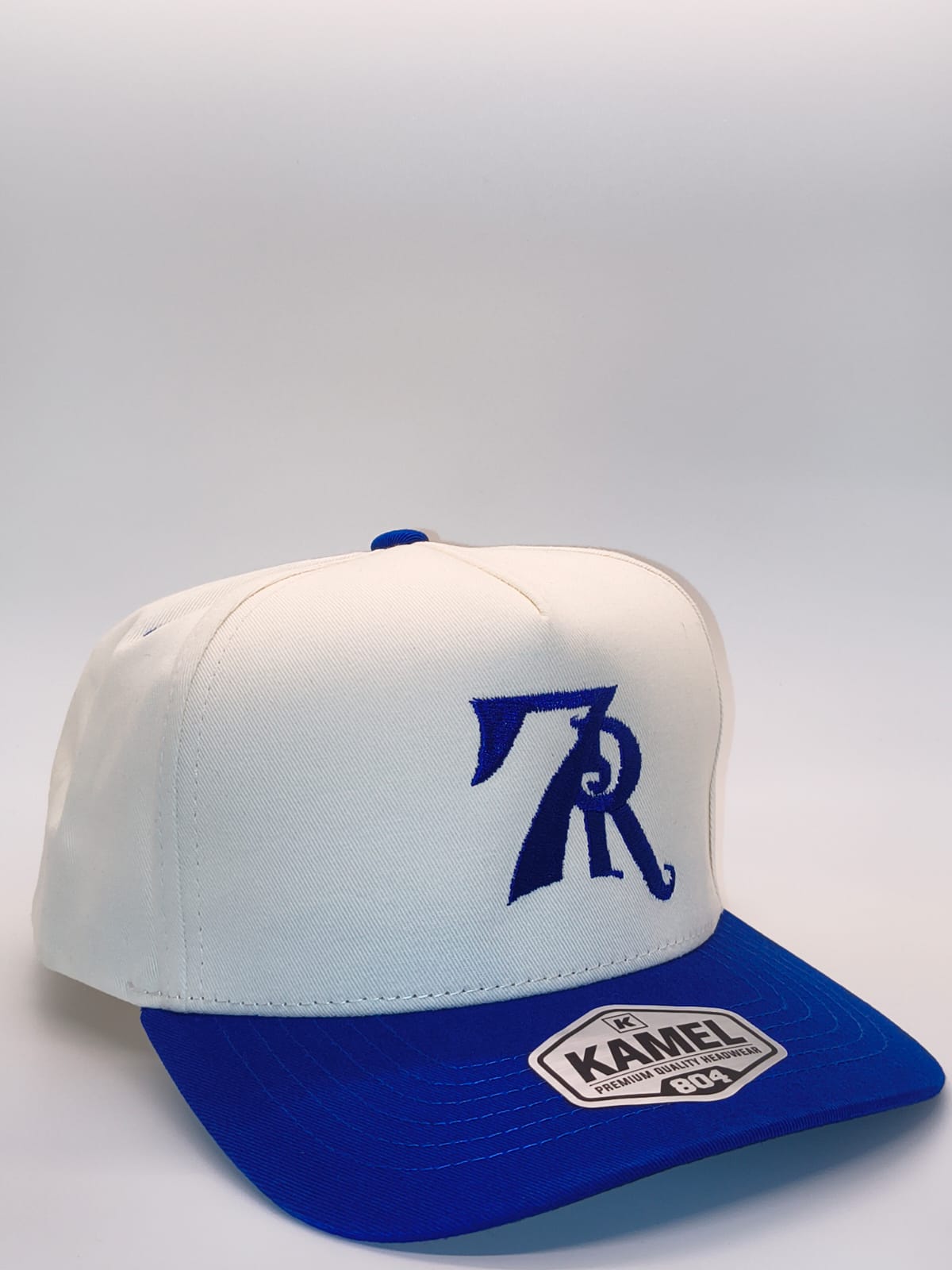 Gorra 7R Kamel crema con visera azul - ángulo