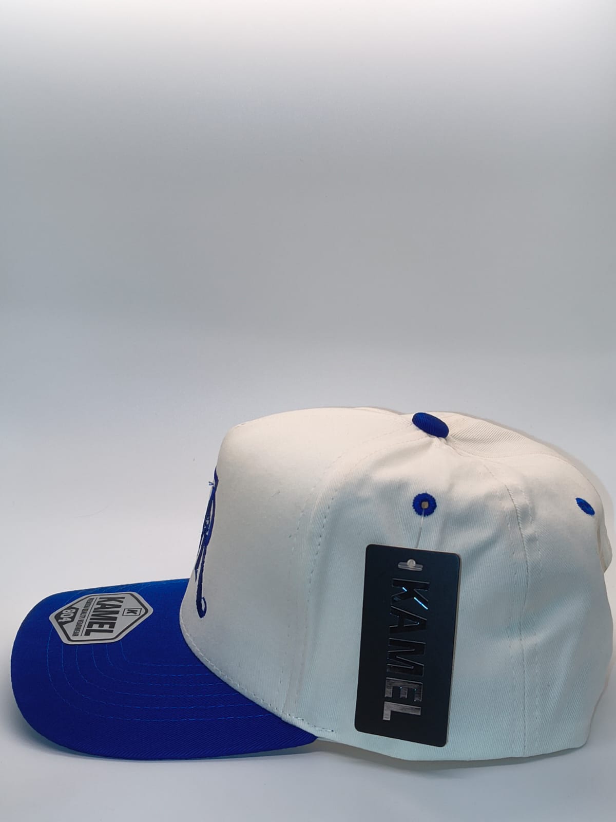 Gorra 7R Kamel crema con visera azul - lateral