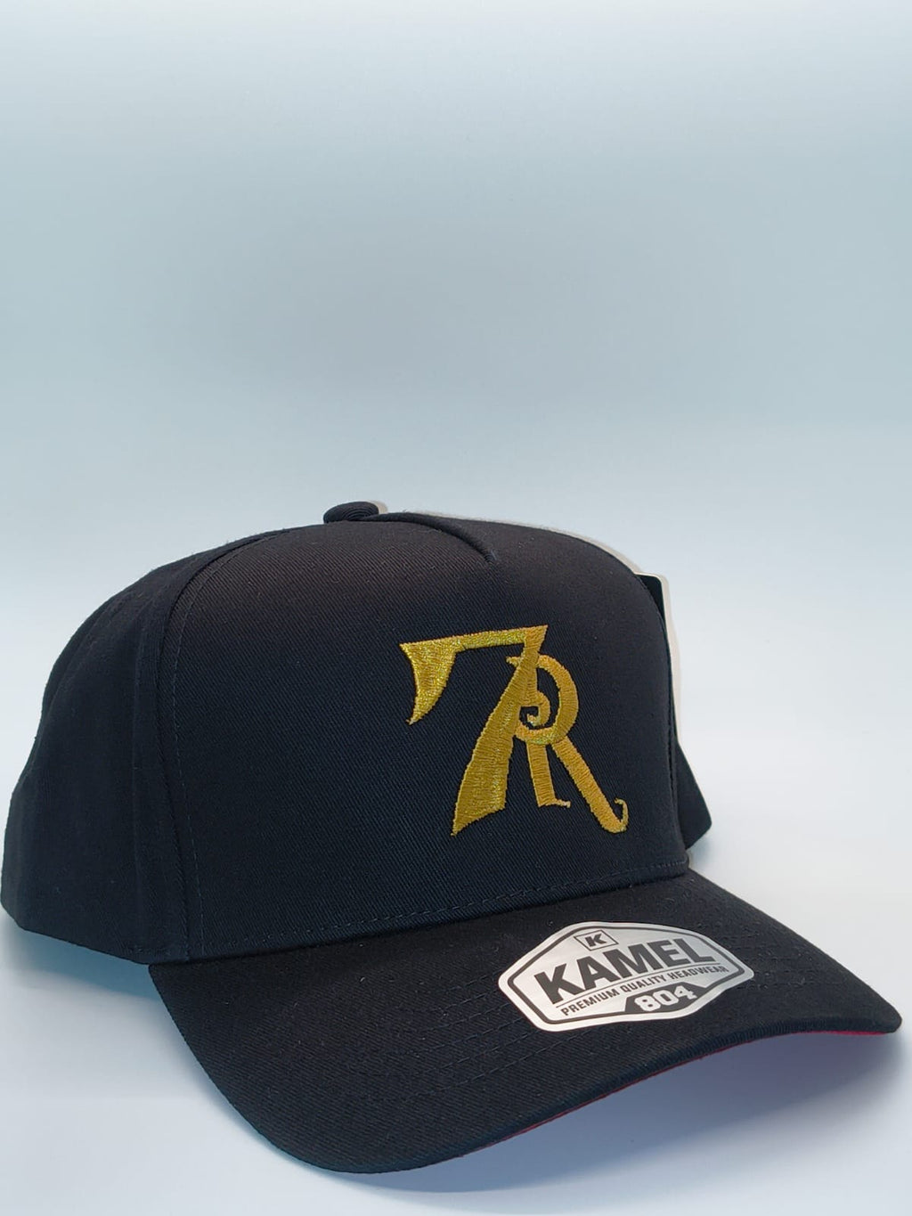 Gorra 7R Kamel negra con bordado dorado - ángulo