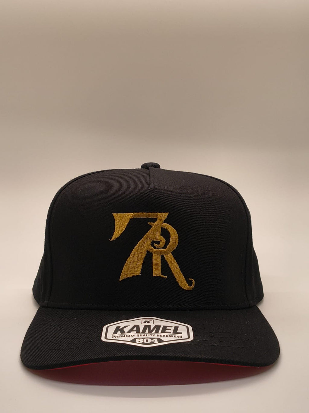 Gorra 7R Kamel negra con bordado dorado - frente
