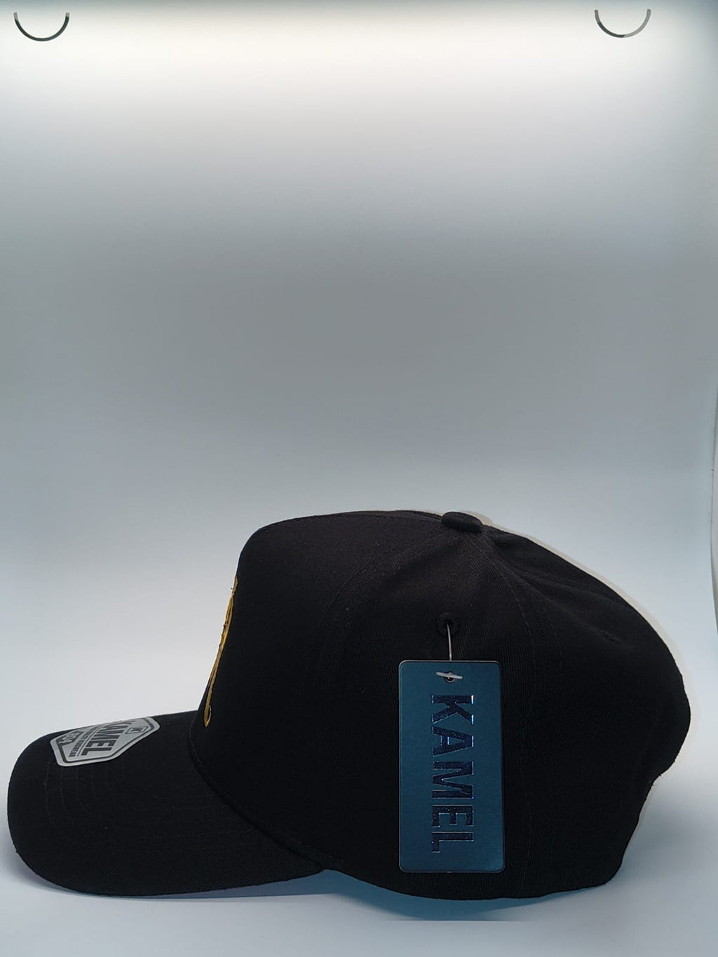 Gorra 7R Kamel negra con bordado dorado - lateral