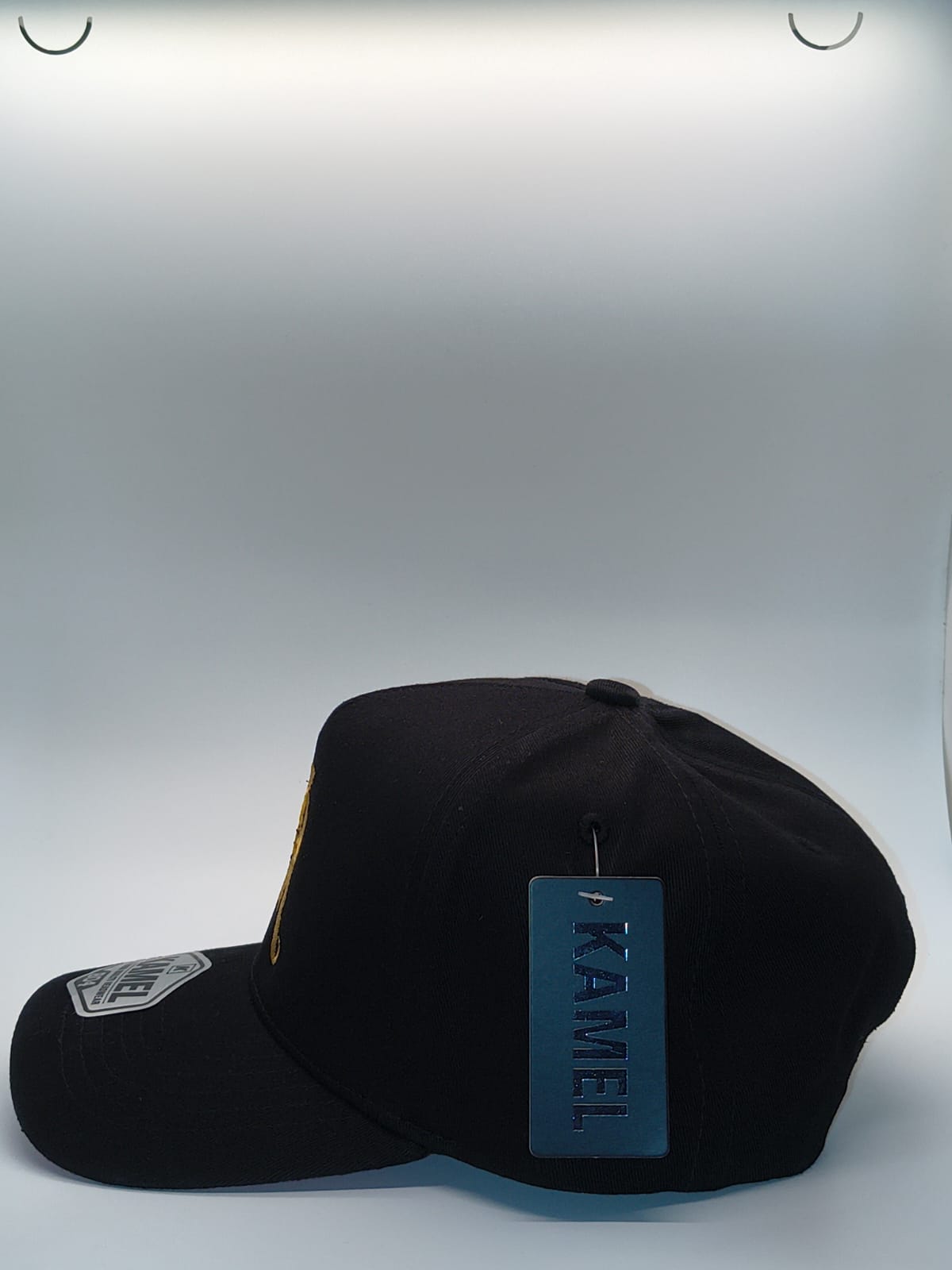 Gorra 7R Kamel negra con bordado dorado - lateral
